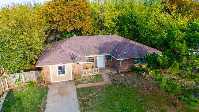 Building Photo - Charming 5 Bedroom House