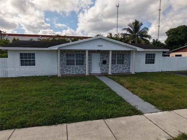 Foto del edificio - 20570 NW 1st Ct