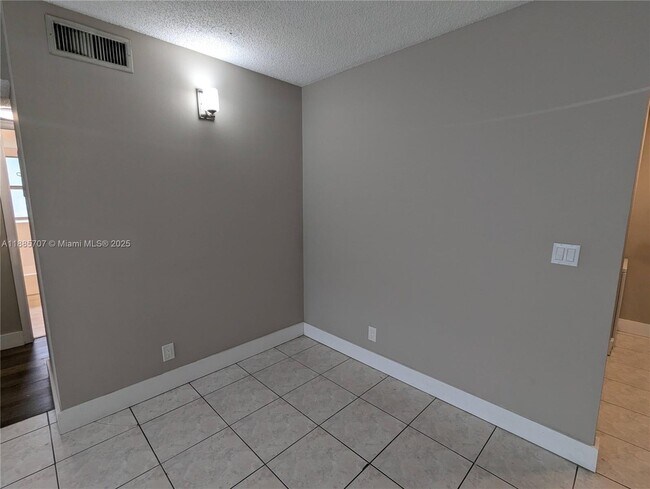 Foto del edificio - 10224 Twin Lakes Dr