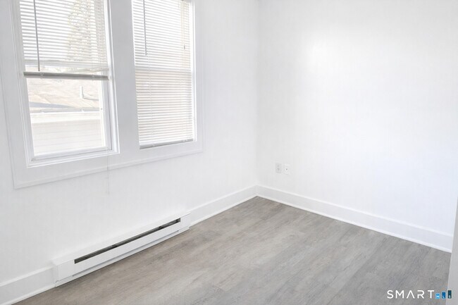 Foto del edificio - 10 Balmforth Ave