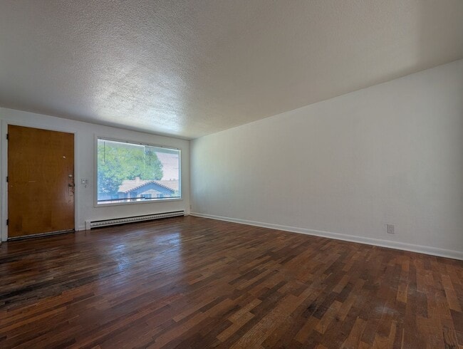 Building Photo - Spacious 2bd/1bth ~ w/ 1 Car Garage - Fantastic Location ~ Close to Everything!!