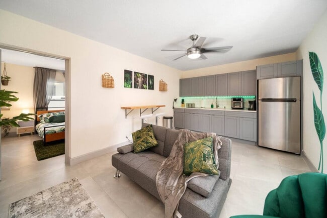 Building Photo - 1702 NE 9th St