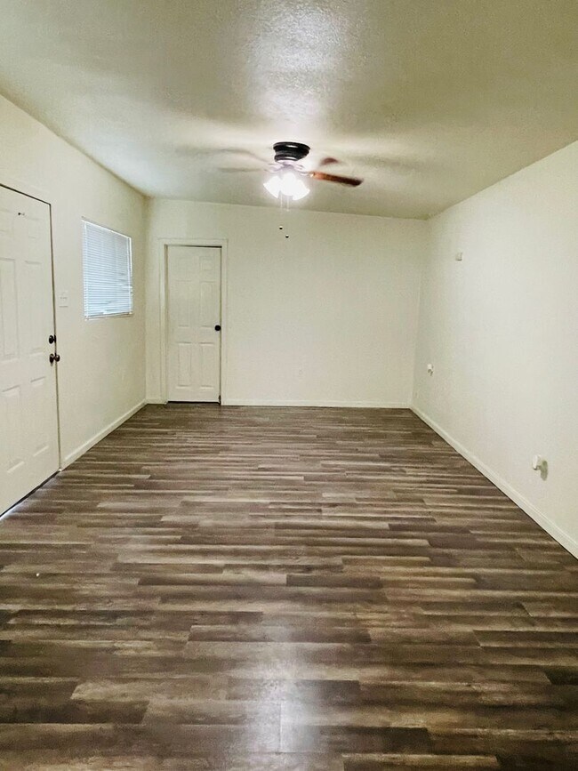 Foto del edificio - 2408 Wulff Ln