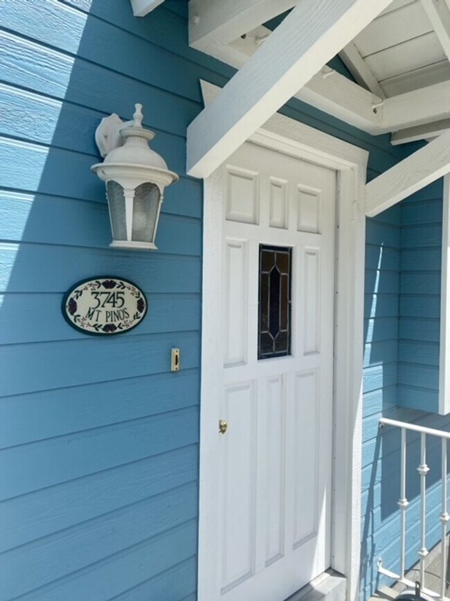 Foto del edificio - Charming 3-Bedroom Cottage with Fenced Yar...