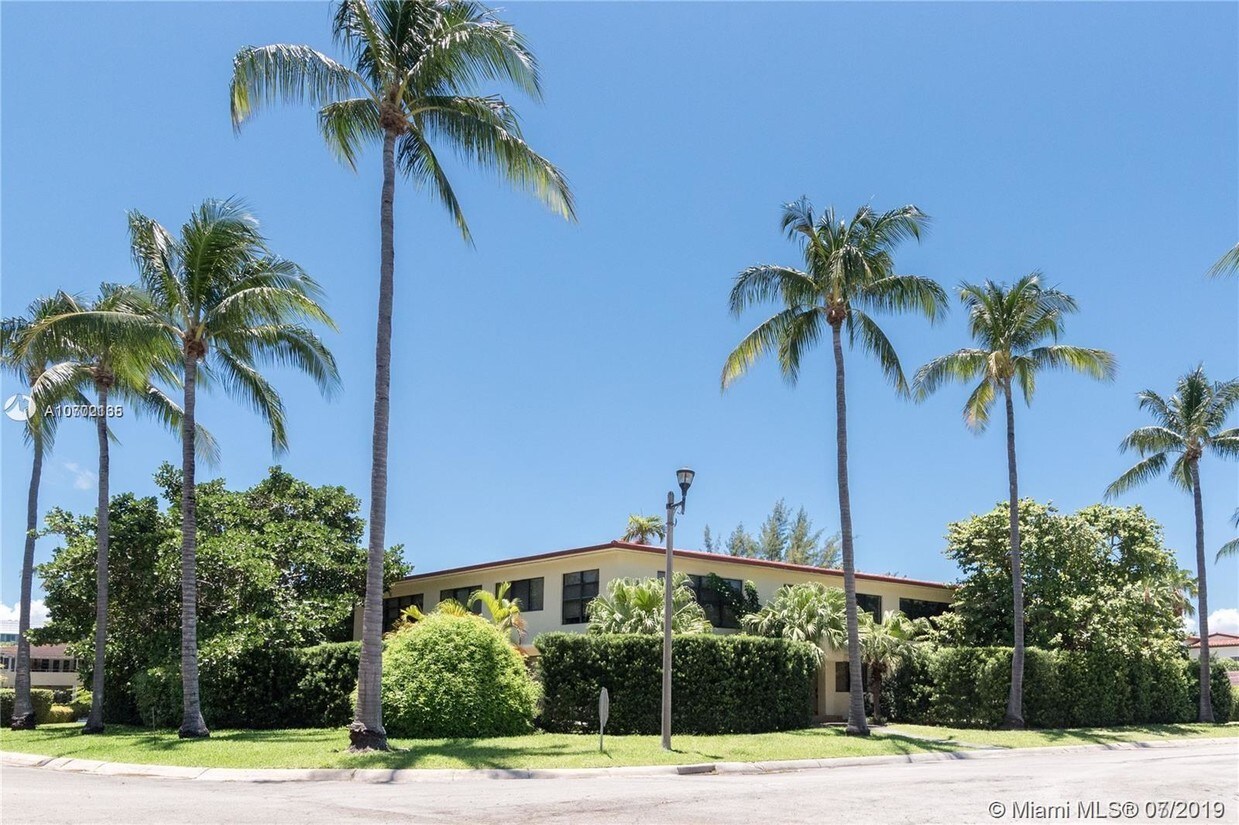 Primary Photo - 32 Camden Dr