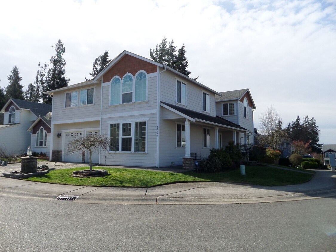 Primary Photo - HUGE & GORGEOUS 5-Bedroom Home in Great Ke...