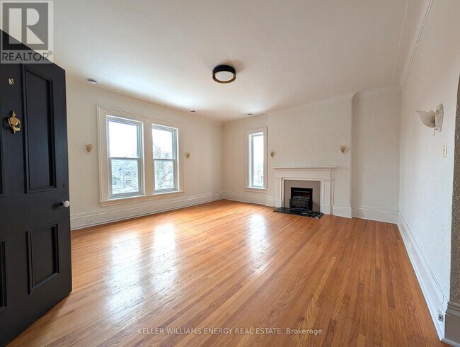 Building Photo - 35 King St