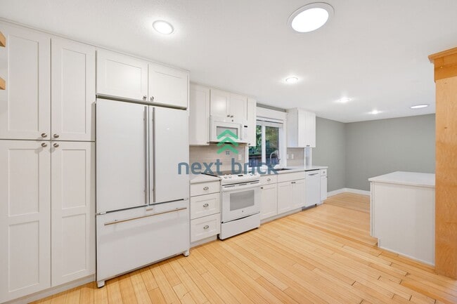 Building Photo - 3 BED & 2 BATH SINGLE FAMILY HOUSE WITH A ...