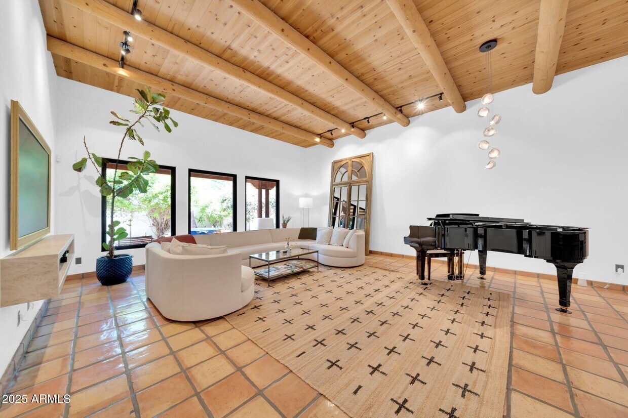 Foto principal - 110 E Concorda Dr