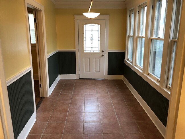 Building Photo - 2 Bed, 3 Bath Home with Large Backyard