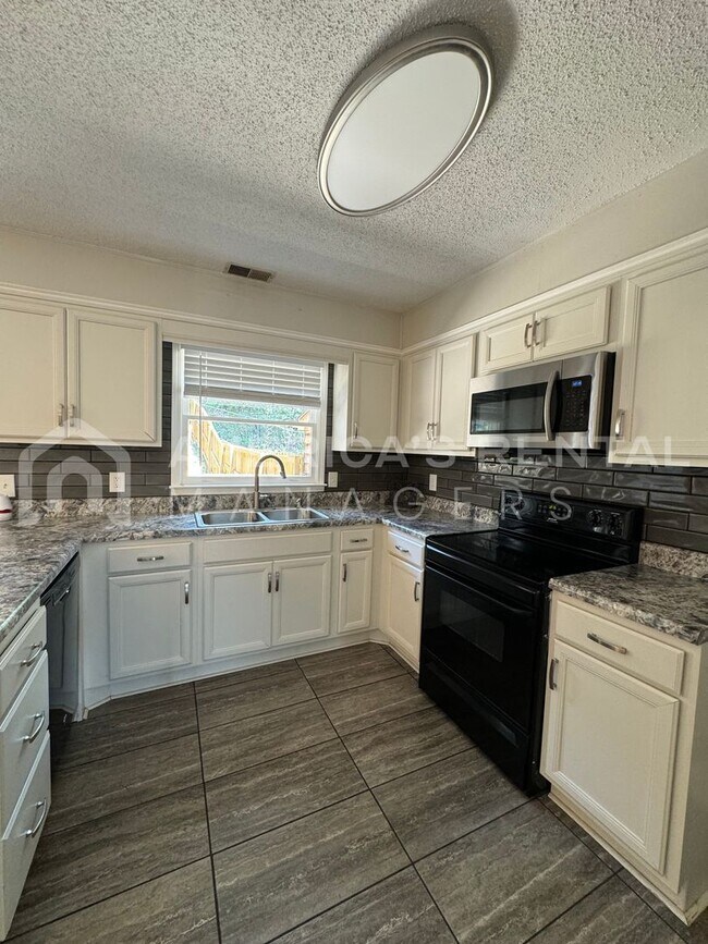 Building Photo - Townhome available in Pelham!