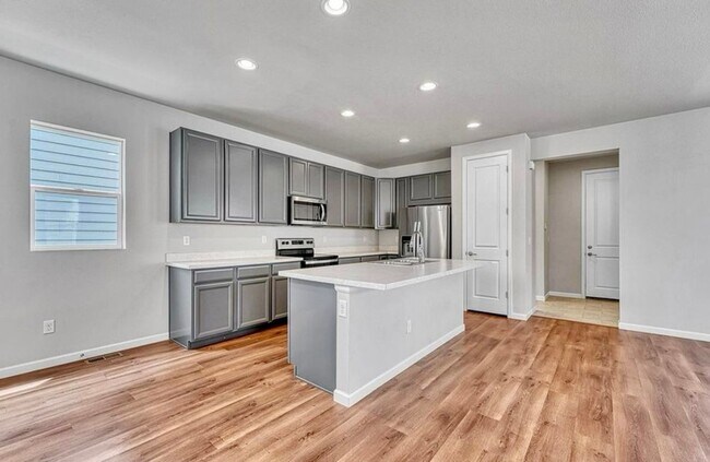 Building Photo - Stunning 4bed 3.5 bath House in Littleton - Sterling Ranch