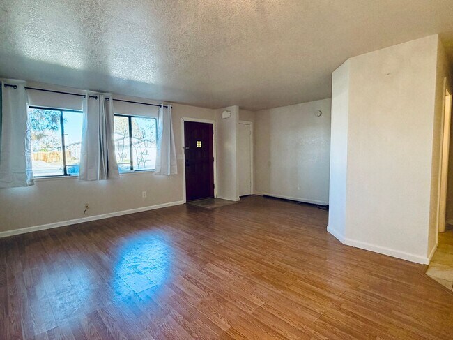 Foto del edificio - AVAILABLE NOW!!