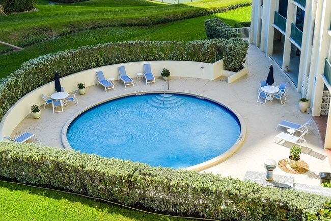 Pool - Seadunes Condominiums