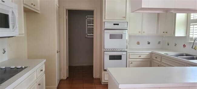 Foto del edificio - 630 Bradshaw Dr
