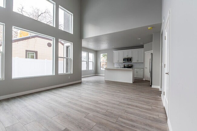 Building Photo - 712 E Zekes Ct