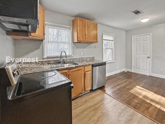 Foto del edificio - 3 Bed, 2 Bath Home with Carport / Pet-Friendly /Available Now!