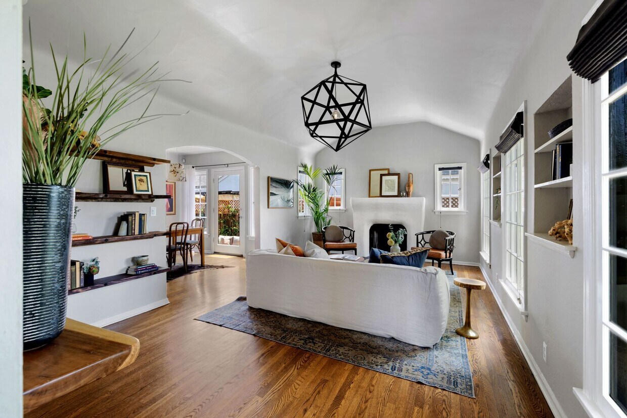 Foto del edificio - Charming Spanish-Style Gem in Coveted Tolu...