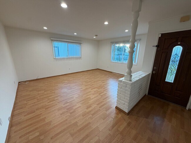 Building Photo - 3 Bedroom 2 Bath Home With Ample Storage