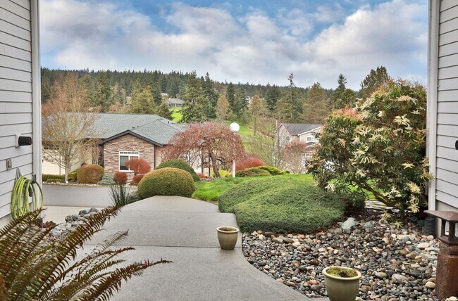 Building Photo - Custom Golf Course Home Located in Useless...
