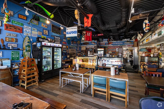 Big Water Fish Market in Siesta Key offers fresh seafood for dine-in or takeout.