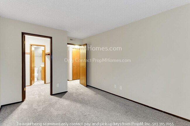 Building Photo - Two Bedroom Home In Milwaukie Oregon W/ Fi...