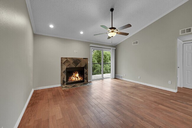 Foto del edificio - $1,650 - 2-Bed /1 bath Condo with Cozy Fir...