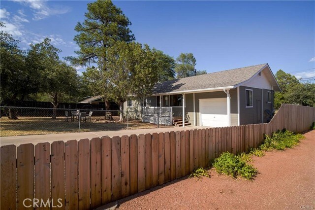 Building Photo - 911 E Lone Pine Cir