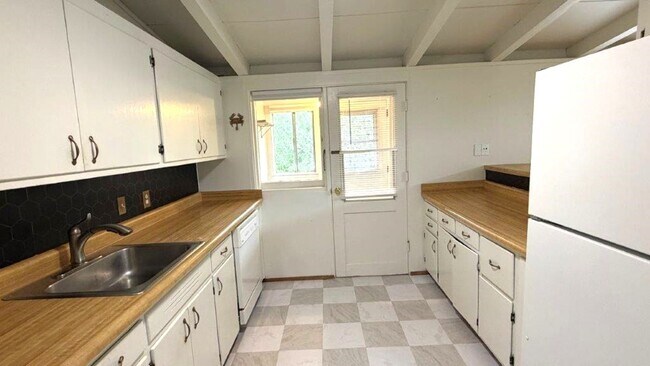 Foto del edificio - Martinez! 3 bedroom 1 bath Single family home!