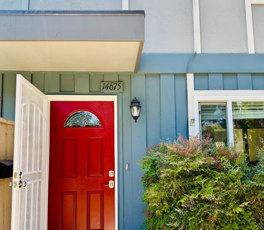 Foto principal - 14675 Red Hill Ave