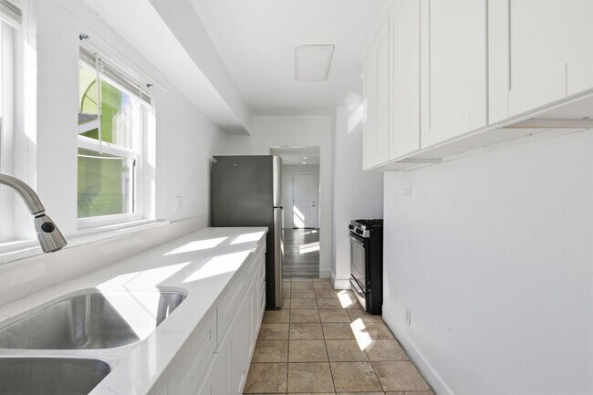 Building Photo - 350 E 60th St