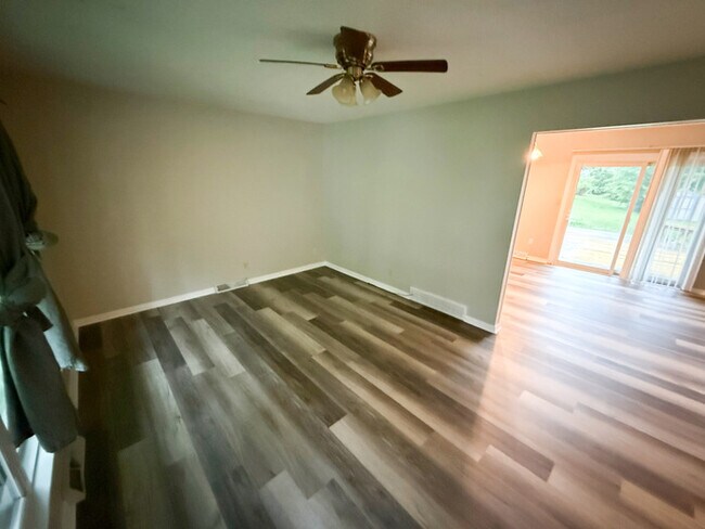 Foto del edificio - Charming 3-Bed 1.5 Bath Raised Ranch with ...