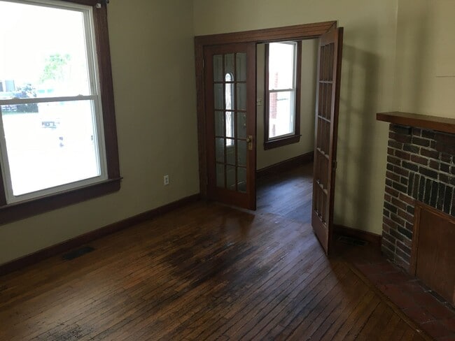 Building Photo - Spacious 4 Bedroom Home