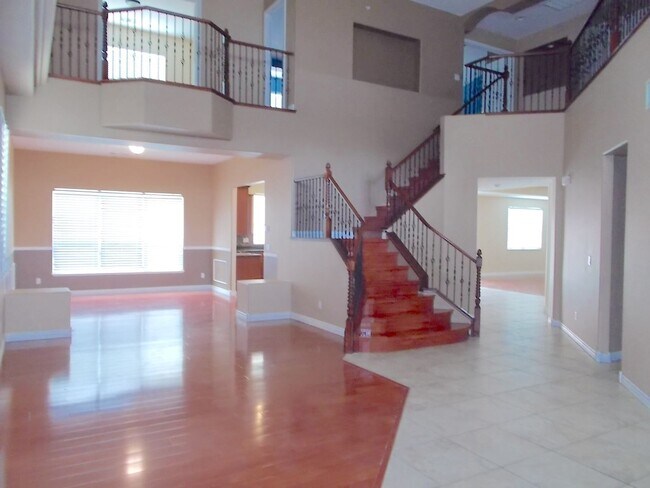 Building Photo - Beautiful 4BR Home with Pool, Loft, and 3-...