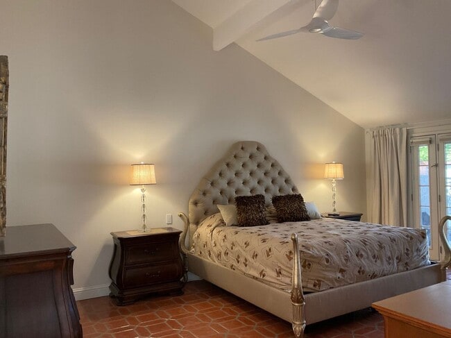 Building Photo - 22 Cll Escala