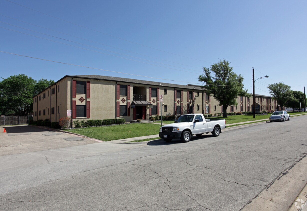 1809 on Cox Apartments Carrollton, TX