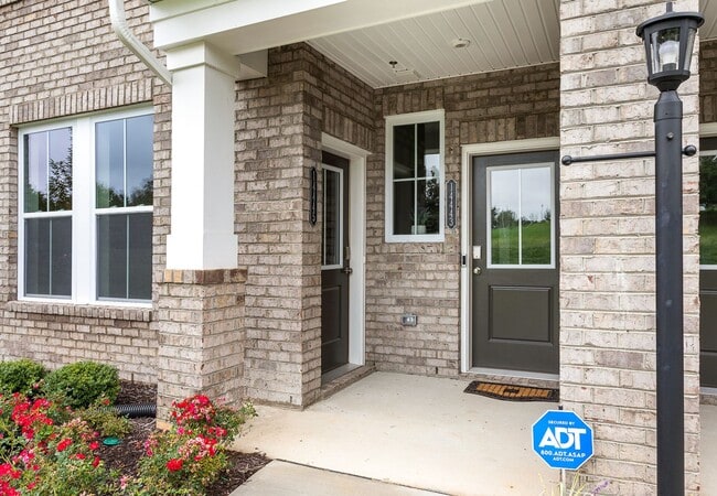 Building Photo - Spacious 3 Bed / 2.5 Bath Townhome Availab...