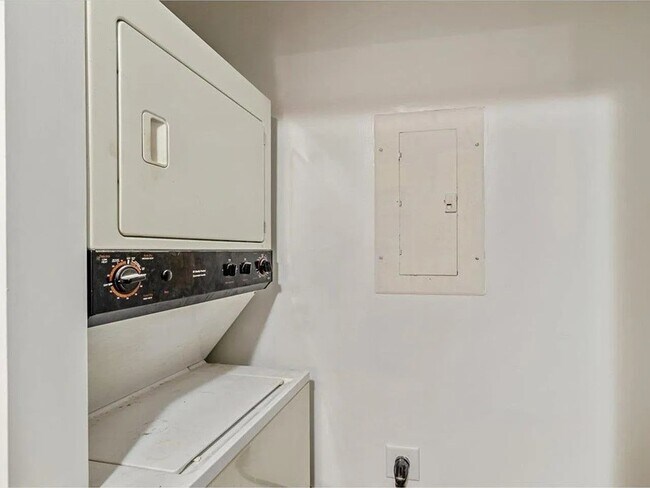 Building Photo - 301 Hildred Dr