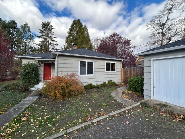 Building Photo - East Medford home for rent