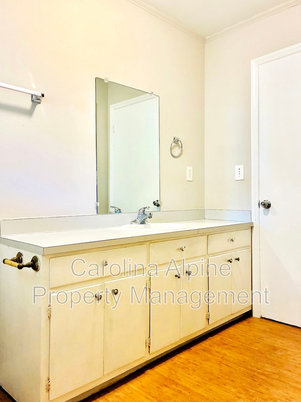 Building Photo - 208 School St