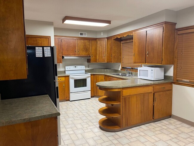Building Photo - Huge 3 Bedroom Single Family Home! 12 mont...