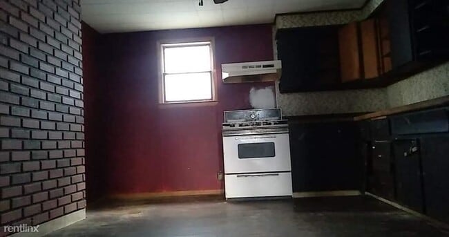 Building Photo - 2 br, 1 bath House - 10 Elm Street
