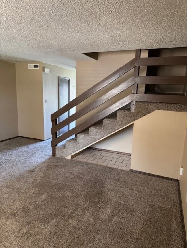 Building Photo - Cozy 2 Bedroom Duplex Central Norman