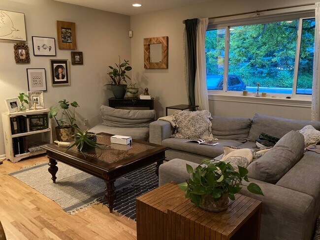 Building Photo - South Boulder 3B 2Ba Gem! Available August...