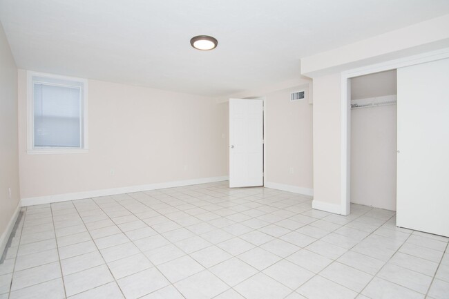 Building Photo - Huge 1 bed pet friendly unit with ALL util...