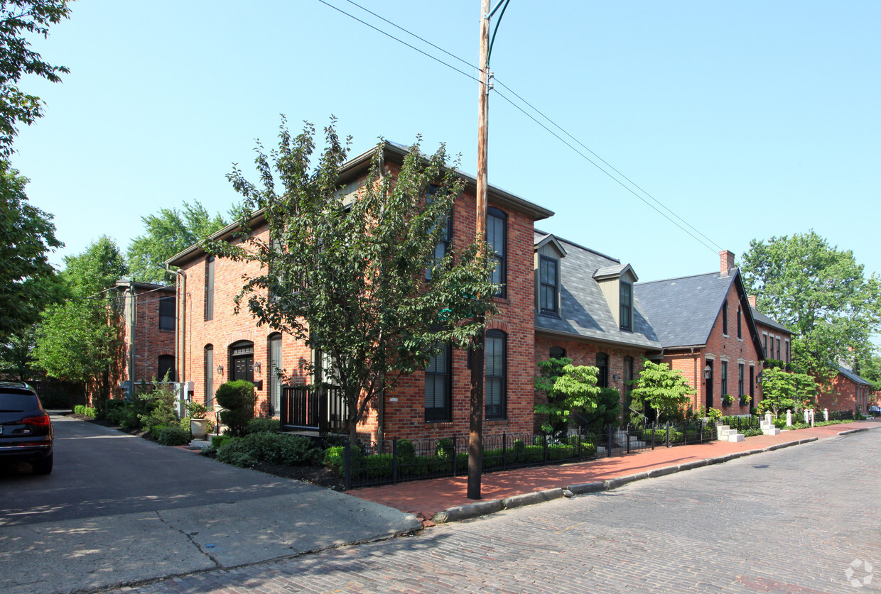 Foto principal - 229-245 E Beck St