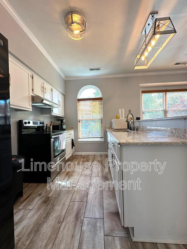 Building Photo - 400 Greenview Drive - 1