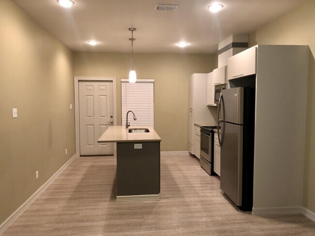 Building Photo - 705 Murphy Ave