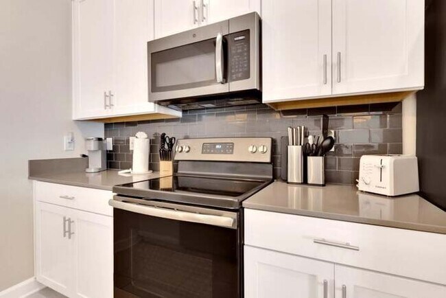 Building Photo - 5053WA  Mid Century Modern Style Vacation ...