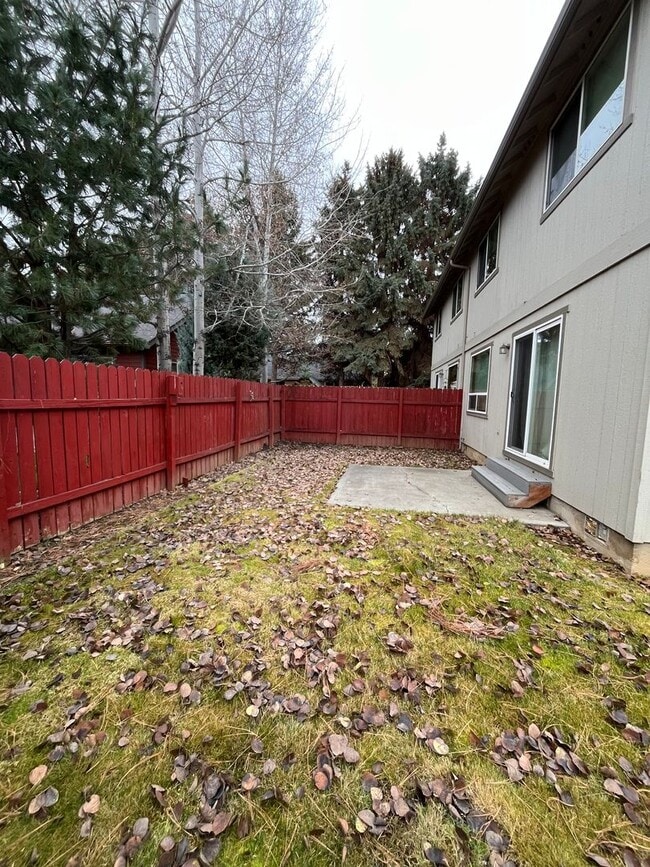 Building Photo - Charming 3-Bdr/2.5 bath located just blocks from Sisters Elementary School!